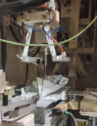 連云港某化工公司對苯二酚全自動(dòng)小袋包裝機(jī)案例